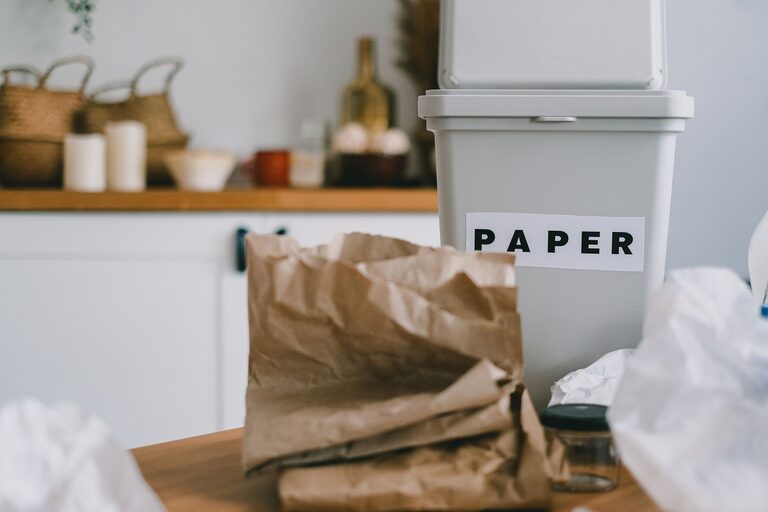Formas sencillas de reducir el desorden de papel en casa